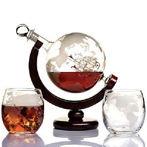 Whisky Karaffe Globus Set (Edler Whiskey Decanter mit 2 Gläsern, Holzständer und eingravierte Weltkarte) um 36,29 € statt 54,11 €